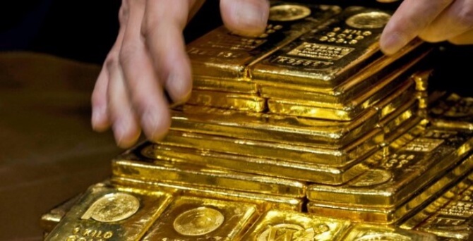 Gold-prices-hold-steady